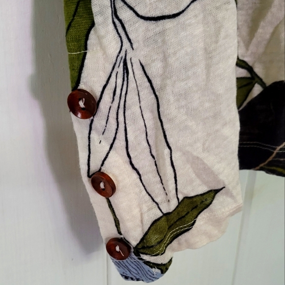 Tahari 100 % Linen Tropical Leaf Button Side Top - Picture 5 of 6